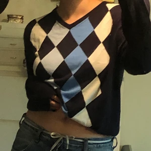 Argyle tröja - Super cool tröja i argyle mönster! Påminner mycket om den från brandy Melville. Skönt material och ett allmänt mysigt plagg. Använd men i väldigt gott skick!