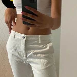 vita byxor - vita lågmidjade byxor från zara i bra skick. De är lite mindre i storleken.💜