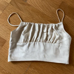 Zara topp - Beige/guldig topp från zara! Helt oanvänd! Jättefin till fest🎉🎉🎉