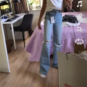 Håliga jeans - Sjukt snygga håliga jeans från zara, lite vida längst ner. Köpta för ca ett halvår sen men det har sjukt bra skick! Kontakta för fler bilder, nypris 400kr ❤️Pris kan diskuteras.  