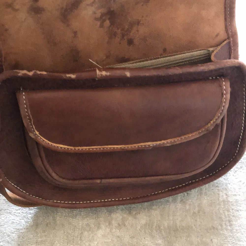 Jättevacker handgjord brun axelremsväska i fantastisk kvalitet som bara handgjorda väskor har ! . Väskor.