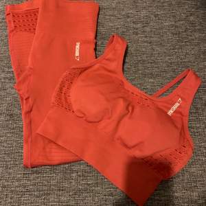 Supersnygg set från Gymshark storlek XS på tightsen och bh:n, färgen är rödrosa. Säljer på grund att på sistone har dem inte används ofta.  Frakt:66kr Slutsåld online!