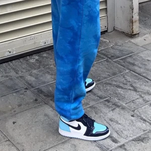 Jordan 1 high  - Säljer mina Jordan 1 blue chill💙  köpta på stockx för 6000kr, storlek 40 men passar för mig som vanligtvis har 39  🤍