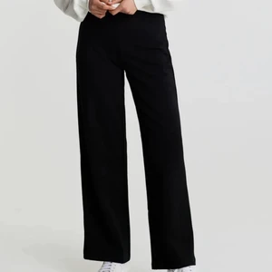 Ginatricot byxor svarta  - Matrialet är lite räfflat, dessa byxor säljs inte längre i butik . Dem har kommit till användning mycket och är väldigt fina men också väldigt sköna på samma gång,  har varit mina favorit byxor men är lite för korta för mig nu ✨ , köpte dem för 320kr 