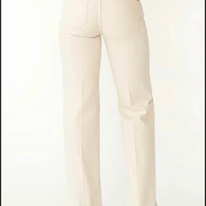 Jeans - Nya oanvända jeans från wera, modell Julie. Storlek 36, relaxed med hög midja Material: 99% bci bomull, 1% elastan Nypris 599kr 