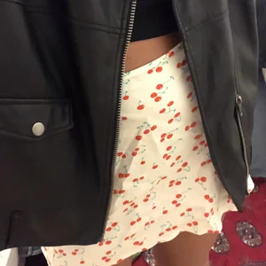 Körsbärs kjol zara - Super gullig kjol från zara som tyvärr är för liten för mig. Helt oanvänd. Frakt 24kr