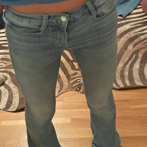 Midwaist zara jeans - Säljer mina jättesnygga zara jeans. De är midwaist bootcut och vet inte om de säljs längre. De är långa på mig som är 171 cm och storlek 34. De är i väldigt bra skick, det enda är att de är lite slitna längs ner på jeansen men det syns inte när man har på sig dem (skriv till mig för bild på det). Nypris var 400 kr.