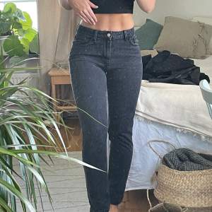 Svarta/mörkgrå jeans från Zara, modell mom jeans. Snygga och sköna, passar S-M