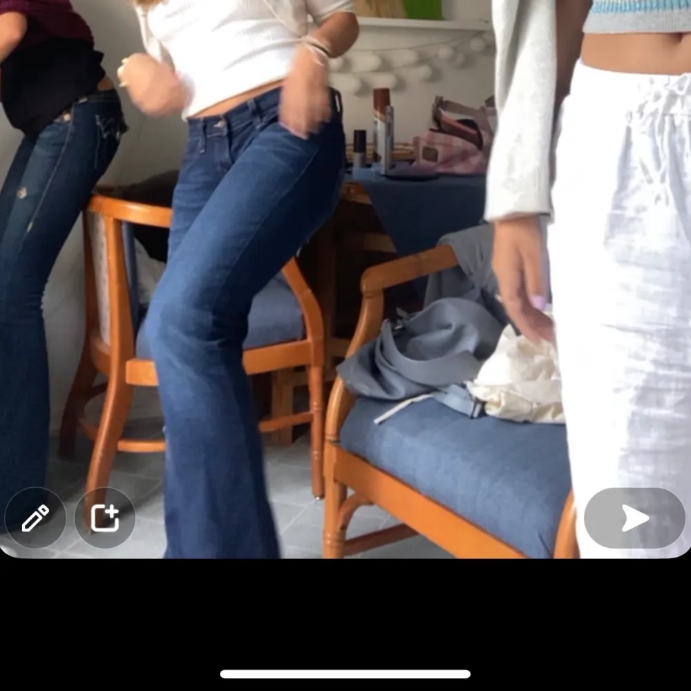 Säljer mina såså fina lågmidjade levis jeans❤️❤️de e bara o kontakta om ni har nån fråga eller vill ha mer bilder💓. Jeans & Byxor.