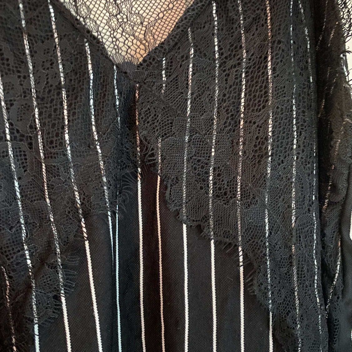 Randigt linne med spetts  - 90