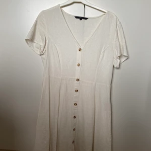 Klänning - Cremevit klänning från Vero Moda i storlek S🤍