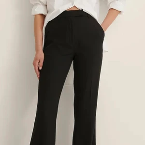 Zara kostymbyxor  - Hej! Jag säljer ett par oanvända zara kostymbyxor storlek s, jättefina! Tyvärr var dom får små så jag har inte fått använding av dom 🥰 nypris 299kr 