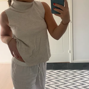 Väst - Oanvänd stickad väst från Zara!!! Super fin beige färg. Säljer för 180kr INKLUSIVE frakt🤍