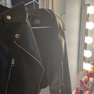 Skinnjacka zara - Säljer min fina jacka ifrån zara då jag vill köpa en annan. Köpt för några månader sedan för 559 kr. Bra skick👍🏽🤍🤍