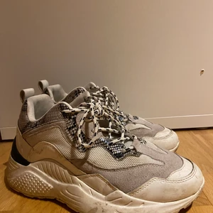 chunky sneakers strl 39 - skor köpta hösten 2020, knappt använda & väldigt sköna. nypris 900kr