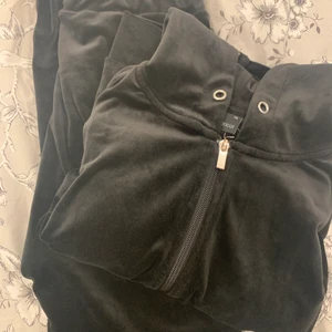 Mjukisdress - Svart Mjukisdress från gina. TYVÄRR FINNS SNÖREN INTE MED!!