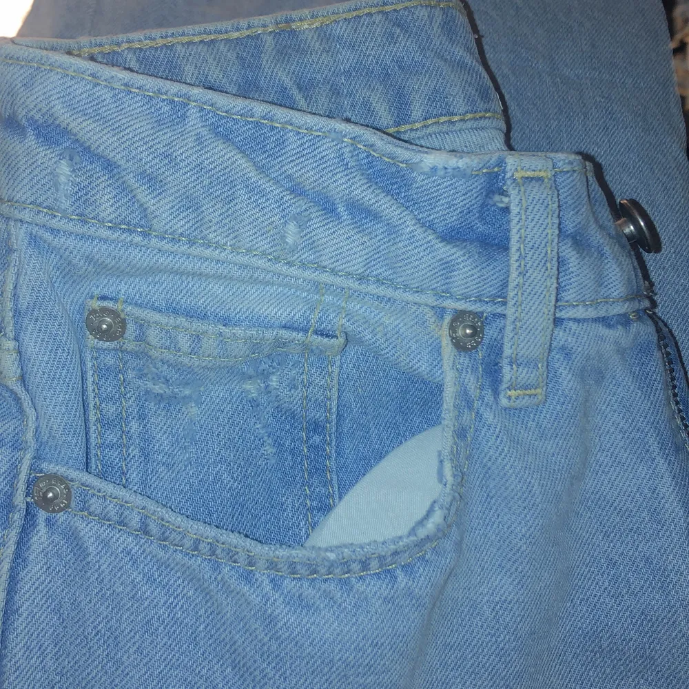 Vida och låånga jeans från Lager 157. Nästan aldrig använda och säljer pga har för många par jeans:) Strl XS men är långa och passar mig som vanligtvis är en strl 38.. Jeans & Byxor.