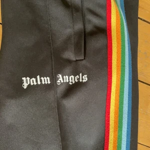 Palm angels track pants - Storlek m är 192 o de e lite för små för mig, cond 8/10 inköpts förra året Farfetch. Kom gärna med bud ka släppas billigare vi snabb affär. Vill köpa nya eller byta mot storlek L