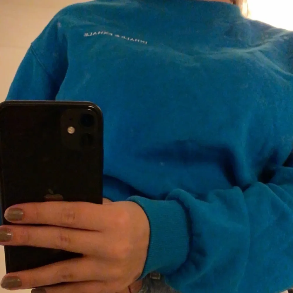 Fin blå sweatshirt från H&M med vit liten text på vänster sida💙 Tröjan är storlek XS men sitter som en XS/S. Den passar till det mesta men är såklart en liten annorlunda färg 🤍 den är nyskick och använd ca 1 gång… köptes för 129kr men säljer för 40kr + Frakt . Tröjor & Koftor.