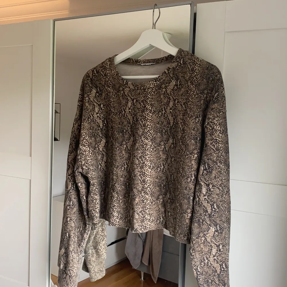 Croppad sweatshirt med snake print från Zara. Använd ett fåtal gånger🤍🤍🤍🤍. Tröjor & Koftor.