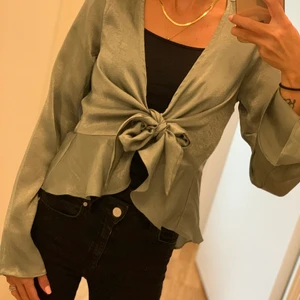Blus från missguided - Grön jätte fin blus från missguided i storlek 4 som motsvarar en 32/34? Den är använd endast 1 gång 💖