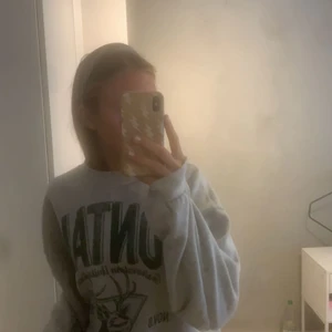 Sweatshirt ”vintage” - Jättefin oversized sweatshirt med grönt tryck vilket ger en vintage look. Säljs pga dubblett hemma! 