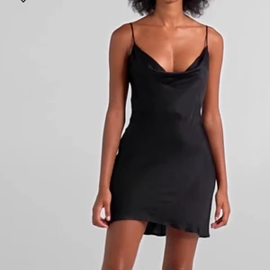 Satin klänning❤️‍🔥 - Aldrig använd, endast testad❤️‍🔥 super fin men tyvärr för lort för mig som är 176cm❤️‍🔥