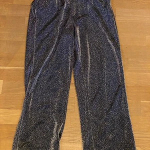 Perfekta nyårsbyxorna - Säljer snygga glitterbyxor till fest eller nyår. Storlek M insyddda att passa storlek s. Jättesnygga och bekväma. 