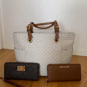 🤎Säljer en helt oanvänd Michael Kors väska och två Michael Kors plånböcker varav en är oanvänd (den helbruna). Väska: 1250kr Helbrun plånbok: 650kr Mönstrad plånbok: 400kr🤎