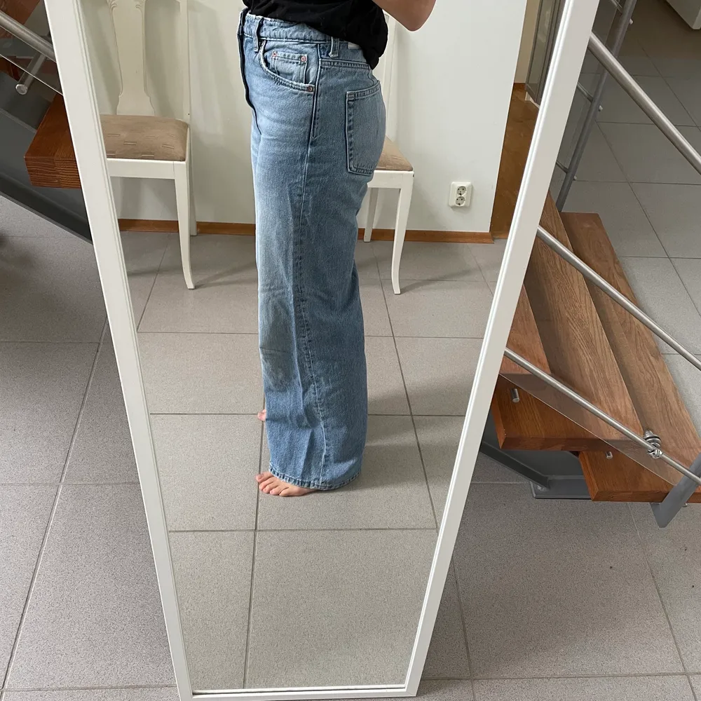 Supersköna jeans från Weekday i modell ACE! Väl använda men fortfarande i väldigt fint skick 🥳. Jeans & Byxor.