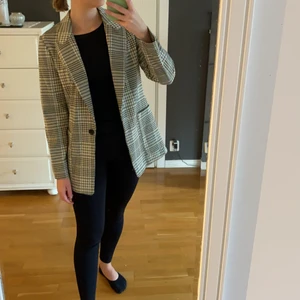 Kavajaktig jacka - Mönstrad kavajaktig jacka i storlek 36 från H&M. Lite längre modell.
