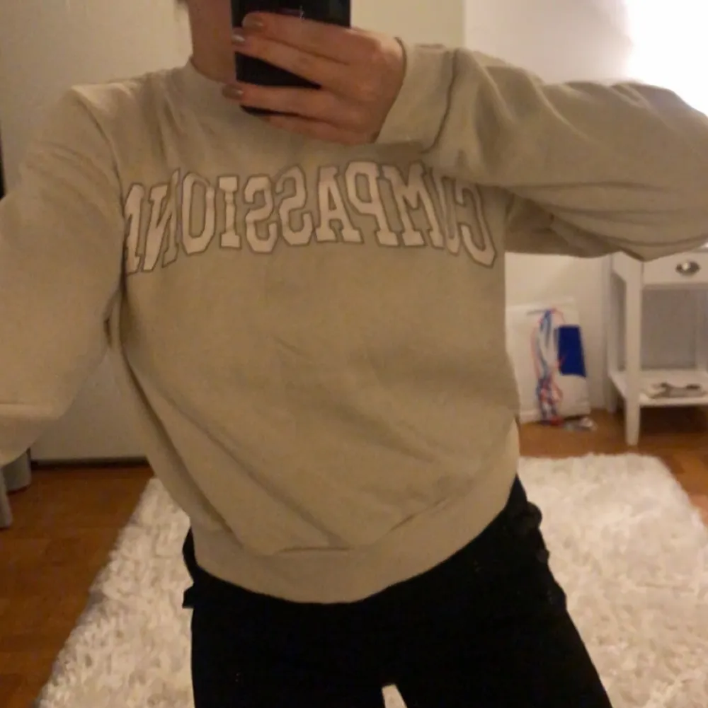 Fin sweatshirt den H&M i storlek S💘 Använd fåtal gånger och färgen är jättefin, lite beige sandig 💘 går att matcha till mycket💘 Köpte den för 149kr men säljer nu för 30kr + frakt 🤍. Tröjor & Koftor.