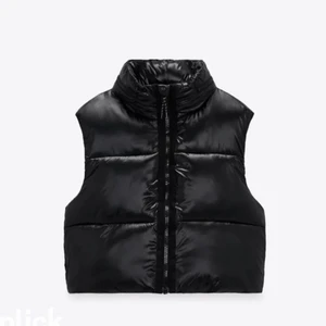 Svart Zara pluffer väst  - Säljer nu min superfina väst ifrån Zara. Västen är från förra årets höst kollektion och är slutsåld. Endast använd fåtal gånger därav i superfint skick. Västen passar perfekt till hösten, har även en luva som går att ta ut ur dragkedjan bak (se bild 2). Storleken är xs men passar även en S! Köpt för ca 450kr, köpare står för frakt☺️🤍 Många intresserade, köp direkt för 500+frakt☺️🤍