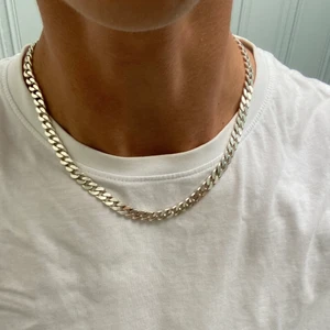 Kedja i äkta silver från guldfynd - Halslänk ”pansar” i äkta silver från guldfynd. Bredd 7.1mm, höjd 3.1 mm, längd 45cm. Nypris 1698 (kvitto finns). Försäkring vid stöld finns som räcker någon vecka till, och går att fylla på om man vill. Säljer för 300, prutat och klart. 