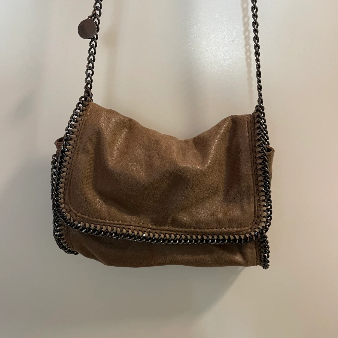 Beige väska skinnliknande material