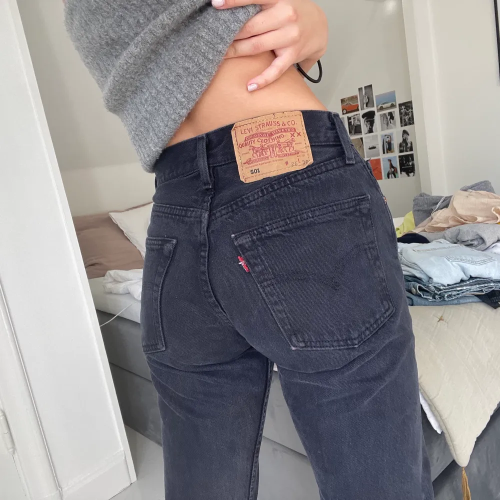Säljer svarta Levis 501 jeans som är lågmidjade och har den perfekta passformen😍 köparen står för frakten💓💓. Jeans & Byxor.