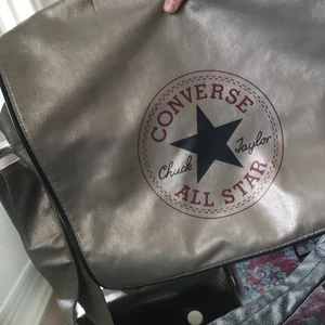 Converse laptop väska - Jag säljer min vintage converse all star labtop väska❤️❤️ Kan mötas upp i Göteborg eller skicka men fraktkostnad ingår då inte.
