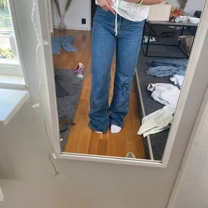 Snygga slutsålda jeans från zara - Dessa snygga jeans från zara är slutsålda på hemsidan. De passar inte mig runt midjan längre men passar super bra på längden. Jag är 176 cm, hon som är på bilden är min kompis som är 160 och passar även henne super bra. jeansen är i nyskick och passar till allt. Buda eller köp direkt pris som är 379kr.