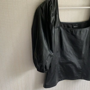 Skinn topp - Säljer dennna snygga skinn topp stolek M, köpt på Gina, passar till middag och fest helt utmärkt! Hör av er om frågor och bilder❣️