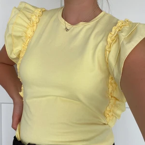 Topp med volang  - En superfin gul topp men en fin volang detalj. Den är aldrig använd. ✨ 💖  
