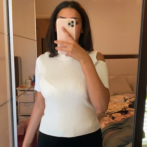 Zara - Fin tröja, med några snygga detaljer. Oanvänd och bästa skick, den funkar om du har antingen storlek  S eller M💖