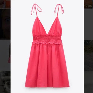 Rosa Zara Klänning💗 - Säljer denna superfina zara klänning jag använt bara en gång, men som inte kommer få mycket användning. Banden knyts så kan passa som man vill. Midjan är stretchig så passar även M trots storleken är S.  (Fraktkostnad ingår ej) 💗💗💗