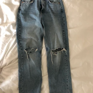 Idun wide jeans 38 - Idun wide jeans köptes för 599kr i april, men användes bara en gång då jag inte gilade hur det satt på mig. Storlek 38, frakt 66kr