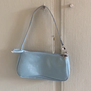 Blå axelväska - Säljer denna superfina lilla blå axelväska då den nästan aldrig blivit använd. Frakt är inräknat i priset💕