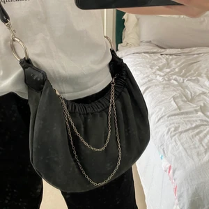 Väska - Säljer denna coola väska me silvriga kedjedetaljer. ⭐️ ”lacken” har lossnat lite vilket man kan se på första bilden men det är inget man tänker på! Skickas spårbart, frakt tillkommer!!