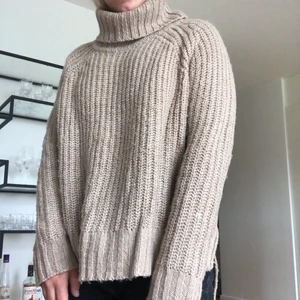 Zalando  - Supermysigt stickad tröja med krage, något varmare färg än på bilderna. Något längre i bak. Stl xs men skulle säga att den passar xs-m. Jag har oftast S.