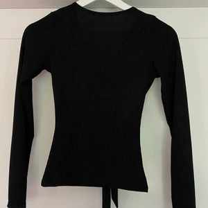 Långärmad tröja ginatricot - Jättefin långärmad tröja från ginatricot. Inhandlad för ca 3 år sedan men endast använd Max 5 gånger så i nyskick. Tröjan är ribbad i tyget och har en öppen rygg som man knyter själv, figursydd.                                                                                   KÖPAREN STÅR FÖR FRAKTEN: 45 kr ej spårbart (men kan skickas spårbart då 66 kr).