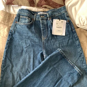 Nya jeans - Helt nya raka jeans från Zara. Köpte dessa i vintras, men det är stora i storleken vilken gör att det blir fel storlek för mig. Står att det är storlek 36, skulle snarare säga att det är en 38.  Även väldigt långa i benen.
