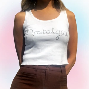 Topp med rhinestones  - Reworked topp med rhinestones 💞 Passar storlek XS-S beroende på önskad fit. Modell är en storlek XS. Skriv om funderingar och följ oss på instagram för att få fri frakt på första köpet 💞