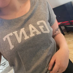 Gant T-shirt  - Grå T-shirt från gant, strl XL. Skriv om du har frågor💗